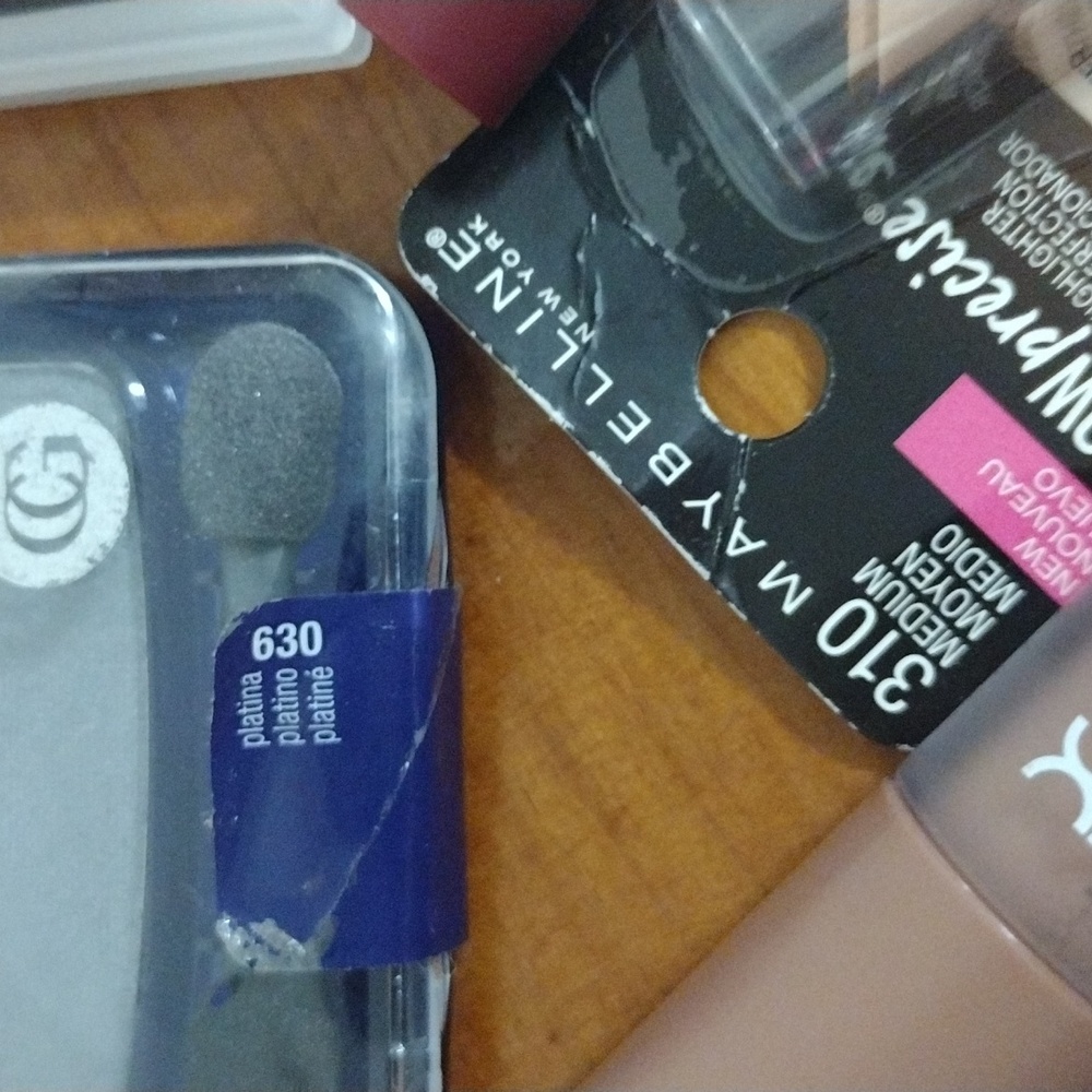 Make Up Bundle - Picture 3 of 11